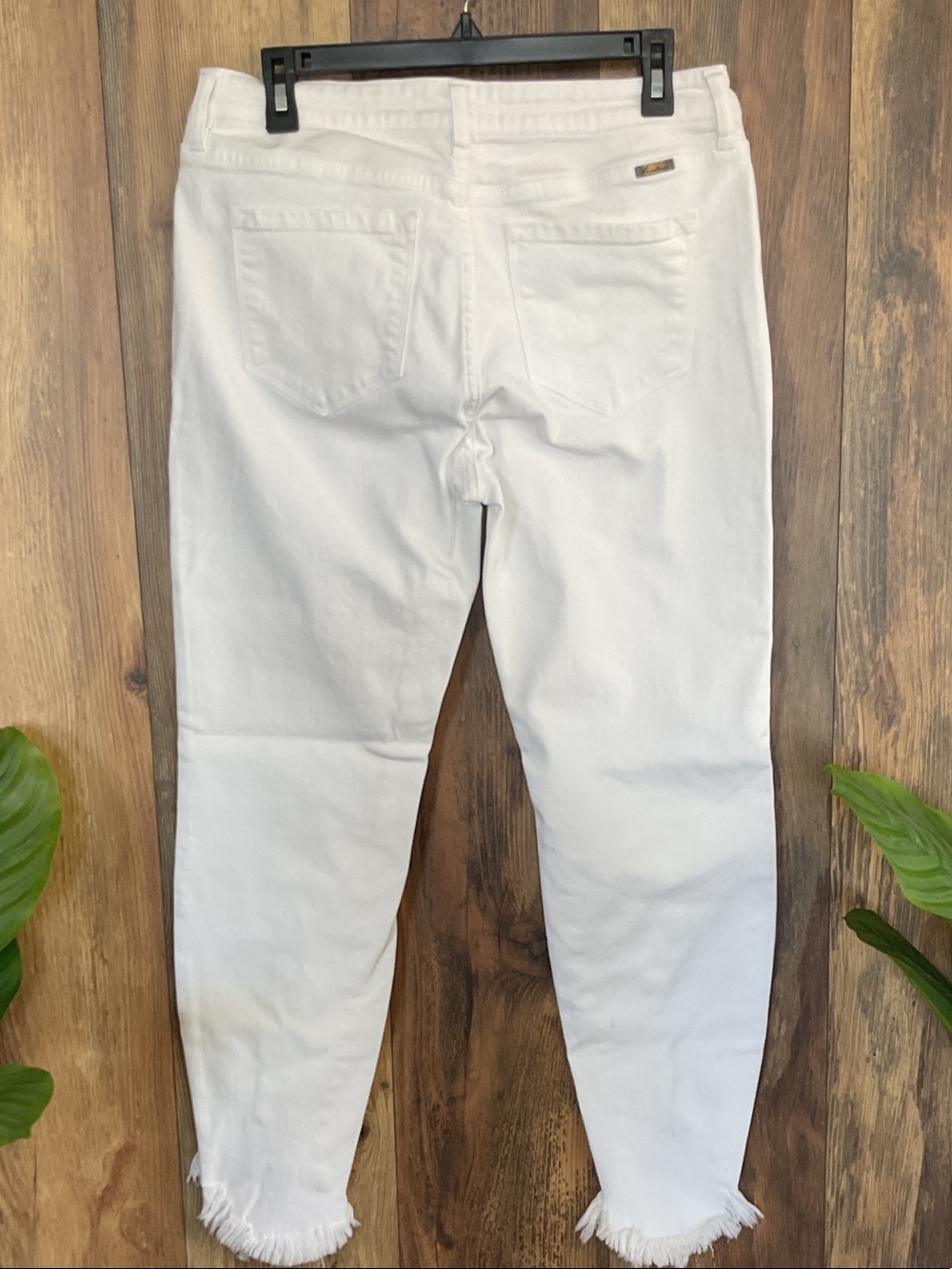 KanCan KC8395WT Cropped Jeans with Frayed Ankles 13/30 930G